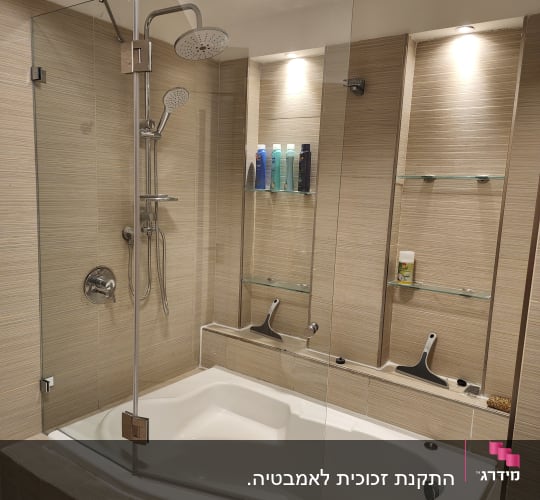 מקלחת עם דלת זכוכית ואביזרי רחצה